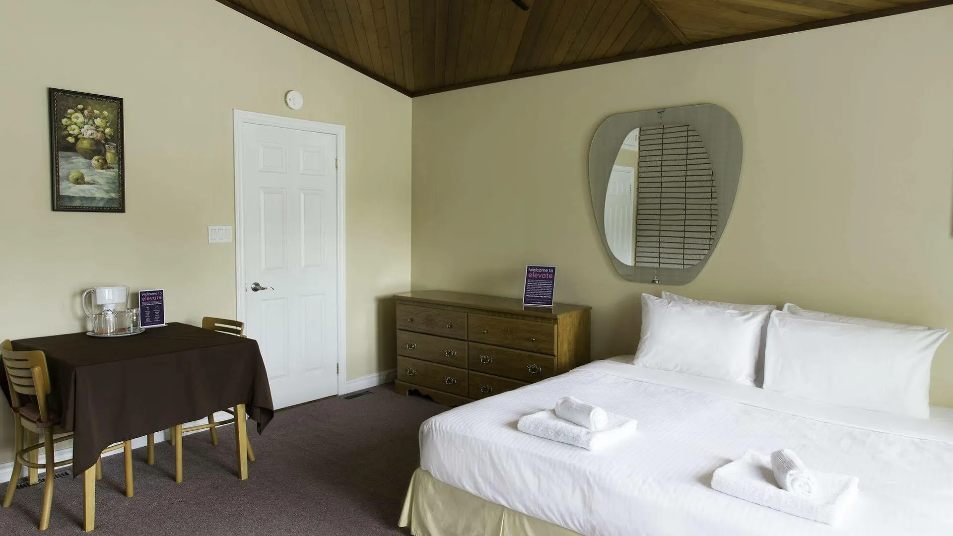 Elevate Rooms Parkside Retreat B&B Toronto Couette-café